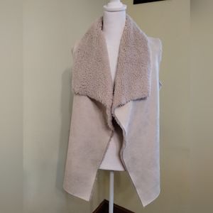 Romeo+Juliet Culture Open Front Faux Fur Sweater Vest Size S Cream